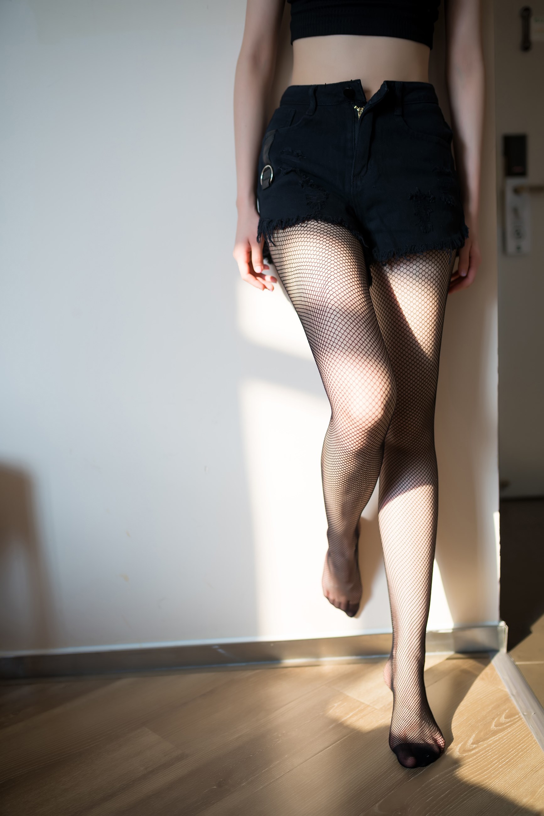 【麻豆app官网版】夜语情感直击速递：记录后台录音中那句低语“请不要走”的秘密如何在暗夜中点燃全网网友对禁忌恋情的狂热